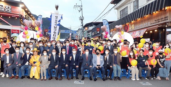 지난 20일 오후 대구 남구 대명동 안지랑곱창골목에서 축제가 펼쳐진 현장. 영남이공대학생을 비롯해 영남학원 한재숙 이사장, 영남이공대 이재용 총장, 조재구 남구청장, 영남대병원 김종연 의료원장, 신경철 병원장, 총동창회 차동길 회장 등 3000여 명이 함께했다. 사진=영남이공대 제공