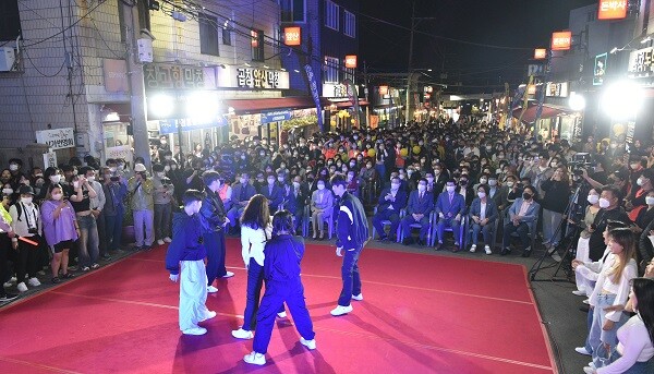 영남이공대 댄스동아리 '피오레'가 20일 오후 대구 남구 안지랑곱창골목 대명-성주곱창 사이 마련된 행사장 무대에서 축하공연을 선보이고 있다. 사진=대구 남구청 제공