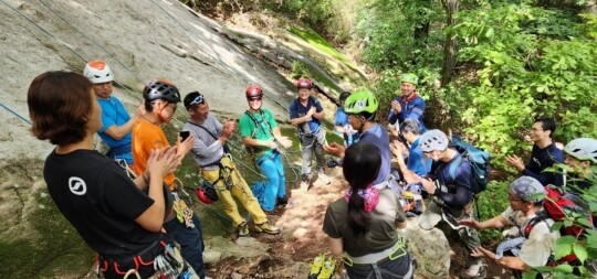 등산의 기술을 배우며 산에서 삶을 묻고 길을 묻고자 모인 사람들의 면면은 평범하면서도 비범하다. 사진=한국등산학교 제공