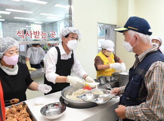 정종복 군수가 배식을 하는 장면. 사진=기장군 제공