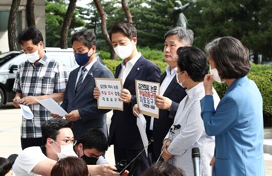 국회 교육위원회 소속 더불어민주당 의원들이 8월 4일 서울 성북구 국민대학교 총장실 건물 앞에서 김건희 여사 논문 조사 결과에 대한 규탄 성명서를 발표하고 있다. 사진=국회사진취재단