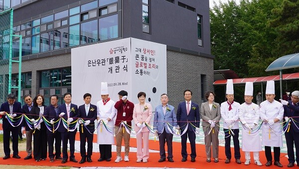 지난 28일 대구상서고등학교에서 조리동 특별교실 '은난우'관 개막에 앞서 강은희 대구시교육감, 김용판 달서구병 국회의원, 이태훈 달서구청장, 이재석 학교법인 상서학원 이사장, 시교육청 관계자 등 내빈들이 테이프 커팅 전 기념촬영을 하고 있다. 사진=대구교육청 제공