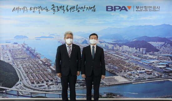 노정석 부산지방국세청장이 부산항만공사를 방문한 모습. 사진=BPA 제공