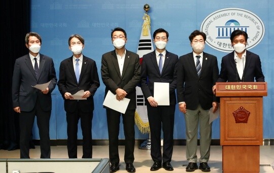 국회 과학기술정보방송통신위원회 소속 더불어민주당 조승래 간사 등 의원들이 9월 28일 국회 소통관에서 윤석열 대통령의 비속어 논란 보도와 관련해 국민의힘 의원들이 MBC를 항의 방문한 것에 대해 언론 탄압이라는 규탄 성명을 발표하고 있다. 사진=박은숙 기자