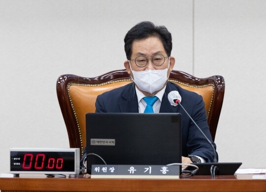 유기홍 국회 교육위원회 위원장이 9월 23일 오전 서울 여의도 국회에서 열린 교육위원회 전체회의에서 발언을 하고 있다. 사진=박은숙 기자