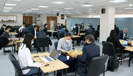 한국기원 바둑TV스튜디오와 2층 예선 대국실에서 열린 시니어바둑리그 통합라운드 전경. 사진=한국기원 제공