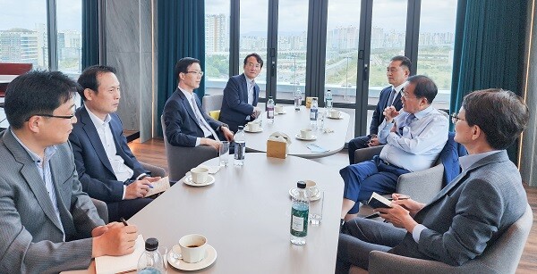 홍준표 대구시장이 방문규 국무조정실장과 관계자를 만나 '맑은물하이웨이' 정책 조율 간담회를 하고 있다. (왼쪽부터)김완수 환경정책과장, 방문규 국무조정실장, 이장호 안전환경정책관, 도기봉 환경정책과 전문의원, 이종화 경제부시장, 홍준표 대구시장, 이종헌 정책총괄단장. 사진=대구시 제공