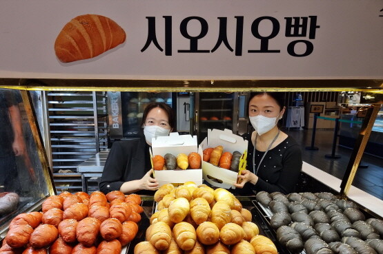 신세계 센텀시티 지하1층 매장에서 직원들이 소금빵을 선보이고 있다. 사진=신세계 센텀시티 제공