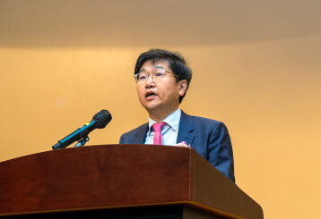 유재두 이대목동병원장이 6일 김옥길 홀에서 열린 개원 29주년 기념식에서 기념사를 하고 있다. 사진=이대목동병원 제공
