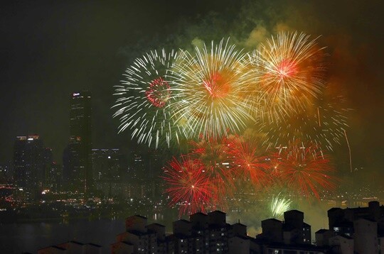 8일 서울 여의도 한강공원에서 3년 만에 ‘서울세계불꽃축제’가 열린다. ‘서울세계불꽃축제 2017’ 불꽃쇼가 열리는 모습. 사진=연합뉴스