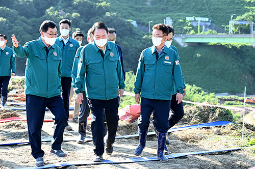 지난달 7일 주낙영 시장(왼쪽)이 윤석영 대통령, 이철우 지사(오른쪽)와 함께 왕신저수지 시찰에 나서고 있다. 사진=경주시 제공