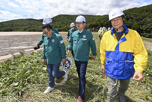 이철우 지사(중앙)가 태풍 '힌남노' 피해지역을 점검하고 있다. 사진=경북도 제공