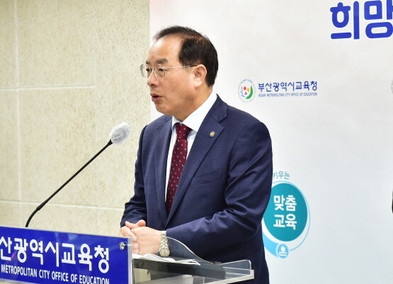 하윤수 부산시교육감이 11일 오전 11시 시교육청 브리핑룸에서 ‘취임 100일 기자회견’을 갖고 그동안의 소회와 주요 정책의 추진 계획 등에 대해 밝혔다. 사진=부산시교육청 제공