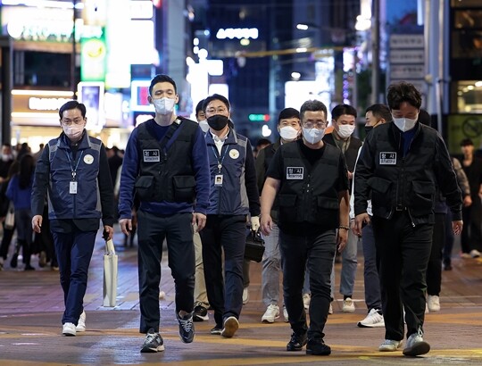 10월 7일 밤 10시 무렵 서울 강남역과 신논현역 사이 유흥업소 밀집 골목에 나타난 마약 단속반이 한 클럽에 들이닥쳤다. 이들은 서초경찰서와 서초소방서, 서초구청, 서울시청 등 모두 51명으로 구성된 합동 마약 단속반으로 이날 서초구 관내 대형 클럽 4곳을 기습 단속했다. 사진=연합뉴스