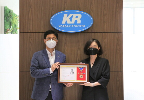 한국선급 대외협력·홍보팀 김예지 팀장(오른쪽)이 적십자사로부터 회원유공장 명예장을 전달받는 모습. 사진=대한적십자사 부산지사 제공
