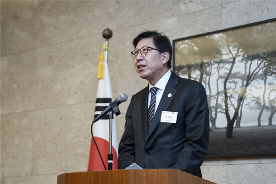 주일본대한민국대사관이 주최한 2030부산세계박람회 유치 홍보 리셉션에서 프리젠테이션을 진행하는 박형준 시장. 사진=부산시 제공