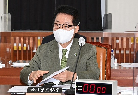 박지원 국가정보원장이 2021년 6월 9일 오전 국회에서 열린 국회 정보위 전체회의에서 답변하고 있다. 사진=국회사진취재단