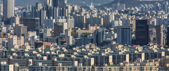 서울 매봉산 전망대에서 바라 본 강남 일대 아파트 모습. 사진=최준필 기자