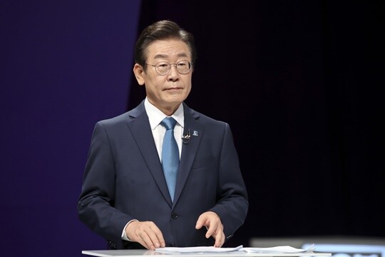 지난 8월 23일 이재명 당시 더불어민주당 당대표 후보가 서울 마포구 상암동 MBC에서 열린 100분 토론을 준비하고 있다. 사진=국회사진취재단