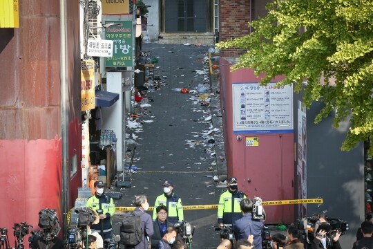 한 지역 주민은 “이태원은 홍대나 강남과 달리 개발이 안 된 지역이 많다. 좁은 골목과 옛날 주택이 많고 전체적으로 많은 수의 사람을 포용할 수 있는 지역이 아니”라고 말했다.