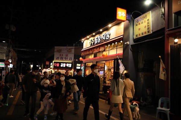 지난 29일 오후 대구 안지랑곱창 골목. 어린아이들과 부모들이 함께 곱창을 먹으려고 거리를 지나고 있다. 이날 안전사고를 대비해 교통통제 질서유지인력이 배치됐었다. 사진=남경원 기자