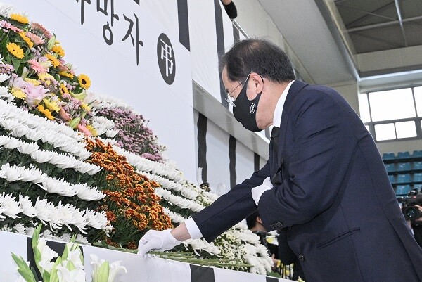 홍준표 대구시장이 31일 오후 4시 대구 달서구 두류공원 안병근유도기념관에 차려진 이태원 사고 사망자 합동분향소'에서 헌화를 하고 있다. 사진=대구시 제공