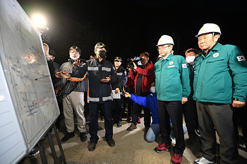 31일 봉화 광산 고립 사고현장을 찾은 이철우 지사가 구조 상황을 점검하고 있다. 사진=경북도 제공