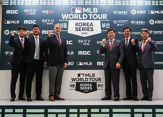 9월 19일 오후 부산시청 로비에서 열린 MLB 월드투어 코리아시리즈 2022 기자회견. 왼쪽부터 이항준 프로모터 대표, 송선재 MLB 한국지사장, 짐 스몰 MLB 부사장, 허구연 KBO 총재, 박형준 부산시장, 장창익 동원개발 전무. 사진=연합뉴스