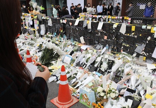 이태원역에 마련된 추모공간이 희생자를 기리는 국화와 시민들이 작성한 추모 메시지로 가득 메워져 있다. 사진=박정훈 기자