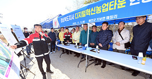 지난 5일 이철우 지사가 디지털 혁신농업타운 선정지에서 현안사항을 보고 받고 있다. 사진=경북도 제공