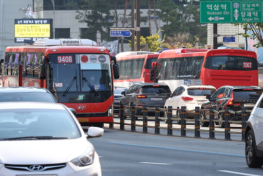 서울 강남대로에서 운행 중인 광역버스. 사진=연합뉴스