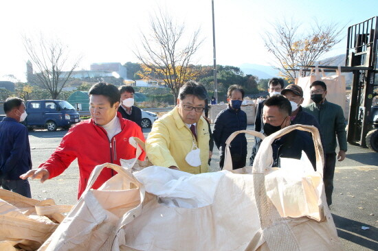 건조벼 첫 수매 현장 찾은 홍태용 시장. 사진=김해시 제공