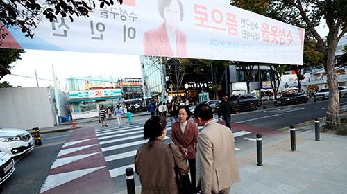 이인선 의원이 대구 시민들에게 '수성못'이 지자체로 완전 이관이 돼야 하는지에 대해 설명을 하고 있다. 사진=남경원 기자