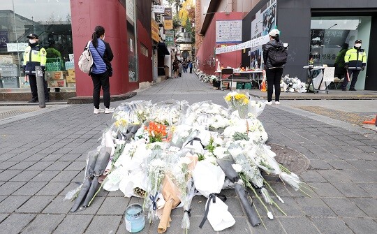 출입 통제선이 제거된 이태원 참사 사고 현장을 찾은 시민들이 희생자들에게 추모의 마음을 담은 메모지와 꽃을 남기고 있다. 사진=박정훈 기자