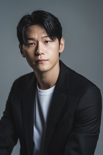 넷플릭스 오리지널 시리즈 '마이 네임'에서 보스의 오른팔로 깊은 인상을 남겼던 배우 이학주(33)가 이번엔 강단있는 막내형사로 열연을 펼쳤다. 사진=월트디즈니컴퍼니 코리아 제공