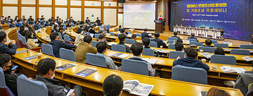 '메타버스 콘텐츠 산업활성화 및 거점조성'을 위한 세미나가 22일 국회의원회관에서 열리고 있다. 이 자리에는 김학홍 경북도 행정부지사, 임이자 (상주, 문경)·김형동 국회의원(안동, 예천), 권기창 안동시장, 김영길 문경부시장, 권기익 안동시의회의장, 황재용 문경시의회의장과 메타버스 콘텐츠, 디지털미디어 전문가들이 대거 참석했다. 사진=경북도 제공