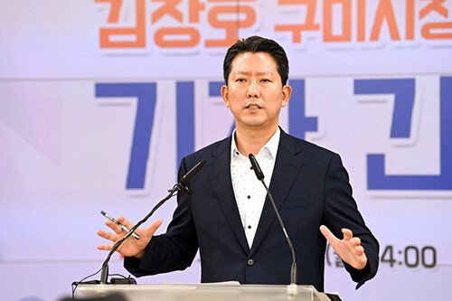 사진은 김장호 구미시장이 지난 8월1일 취임 한 달을 맞아 시청 상황실에서 기자 간담회를 열고 41만 시민 모두가 체감할 때까지 구미의 혁신은 지속돼야 한다고 밝히고 있다. 이날 김 시장은 국책프로젝트 유치 강화, 교부세 확보, 기업 유치를 통한 지방세 확충 등으로 예산 3조원 시대를 열기 위해 중앙부처 및 경북도청을 수시로 방문하며 국·도비 확보에 사활을 걸고 있다고 강조했다. 사진=일요신문 DB