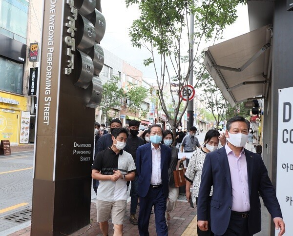 홍준표 대구시장과 조재구 남구청장, 예술업계 관계자들이 대명문화거리를 탐방하며 현안을 살피고 있다. 사진=남경원 기자