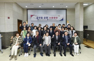 김병수 김포시장이 지난 18일 구래동 현장 행정을 진행한 후 시민들과 기념촬영을 하고 있다. 사진=김포시 제공