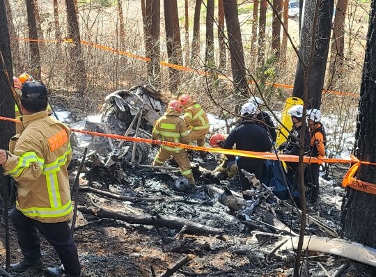 27일 오전 10시 50분께 강원 양양군 야산에서 산불 계도 비행을 하던 헬기가 추락했다. 사망한 5명 중 비행계획서에 없는 2명의 여성에 대해서는 아직 신원 파악이 되지 않고 있다. 사진=연합뉴스