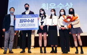 최우수상을 수상한 인하대학교 ‘RE-BUILD팀’이 기념촬영을 하고 있다. 사진=인하대 제공