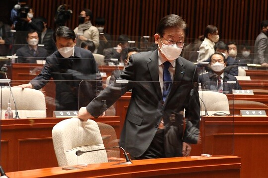 이재명 민주당 대표가 12월 1일 국회에서 열린 의원총회에 참석한 모습. 사진=박은숙 기자