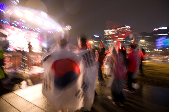 2022 카타르 월드컵 조별예선 2차전인 한국 대 가나 전 응원을 위해 광화문 광장에 모인 시민들이 응원하고 있다. 사진=이종현 기자