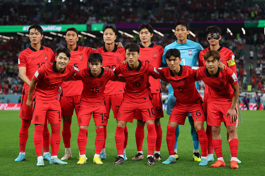 3일 오전(한국시간) 카타르 알라이얀의 에듀케이션 시티 스타디움에서 열린 2022 카타르 월드컵 조별리그 H조 3차전 대한민국과 포르투갈 경기. 우리 대표팀 선수들이 경기 전 팀포토를 촬영하고 있다. 사진=연합뉴스