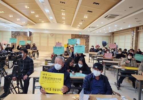 참가자들과 소통을 위한 시간에서 사전에 배포한 질문지에 참석자들이 자신의 견해를 적고, 적극적으로 발표했다. 사진=여민동락 제공