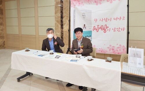 이태석 재단 구수환 이사장의 책 '우리는 이태석입니다' 사인회. 사진=여민동락 제공