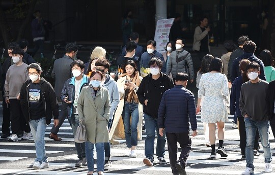 정부가 12월 말 실내 마스크 착용 의무화 해제 여부를 발표할 것으로 보인다. 사진=임준선 기자