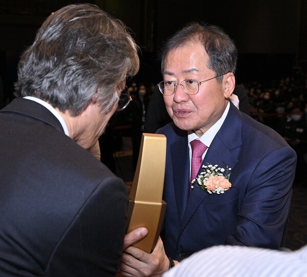 홍준표 시장이 8일 대구인터불고호텔에서 열린 '제59회 대구 경북 무역의 날' 행사에서 금자탑을 수여하고 있다. 사진=대구시 제공