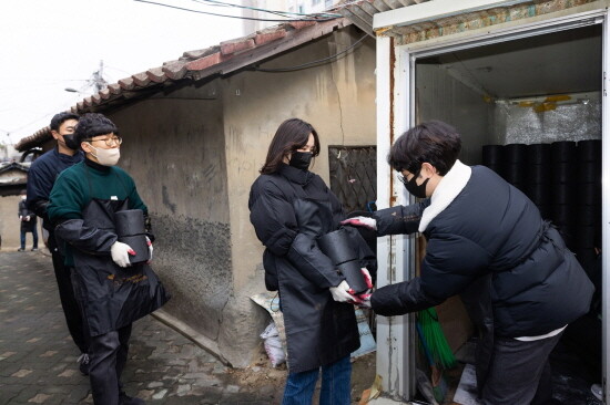 ‘사랑의 연탄 나눔’ 활동 모습. 사진=넥센타이어 제공