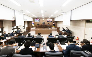 김포시의회는 12일 제221회 정례회 제2차 본회의를 열고 2023년도 예산안과 조례안 등 안건을 의결했다. 사진=김포시의회 제공
